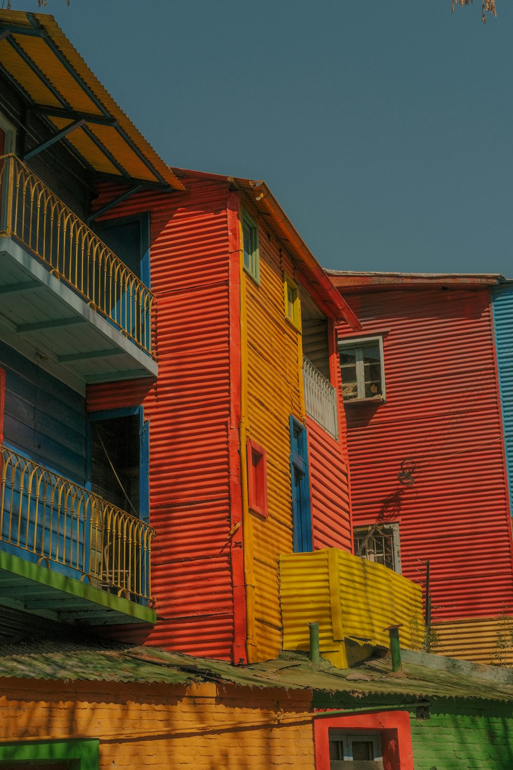 uma fileira de casas multicoloridas com varandas