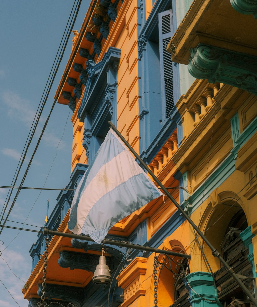 un edificio con una bandera colgando de su costado