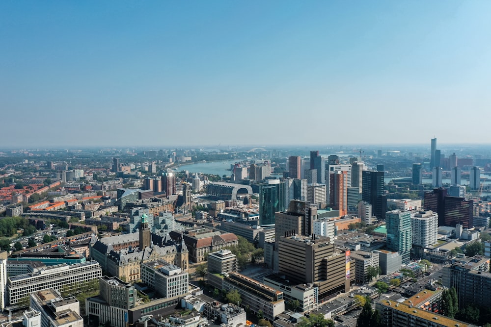 uma vista de uma cidade do topo de um edifício