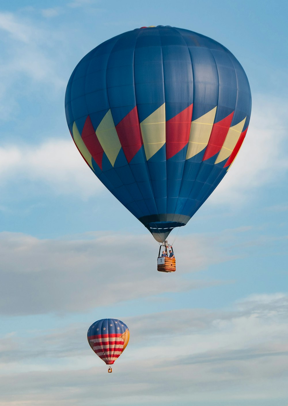Dos globos aerostáticos volando en el cielo
