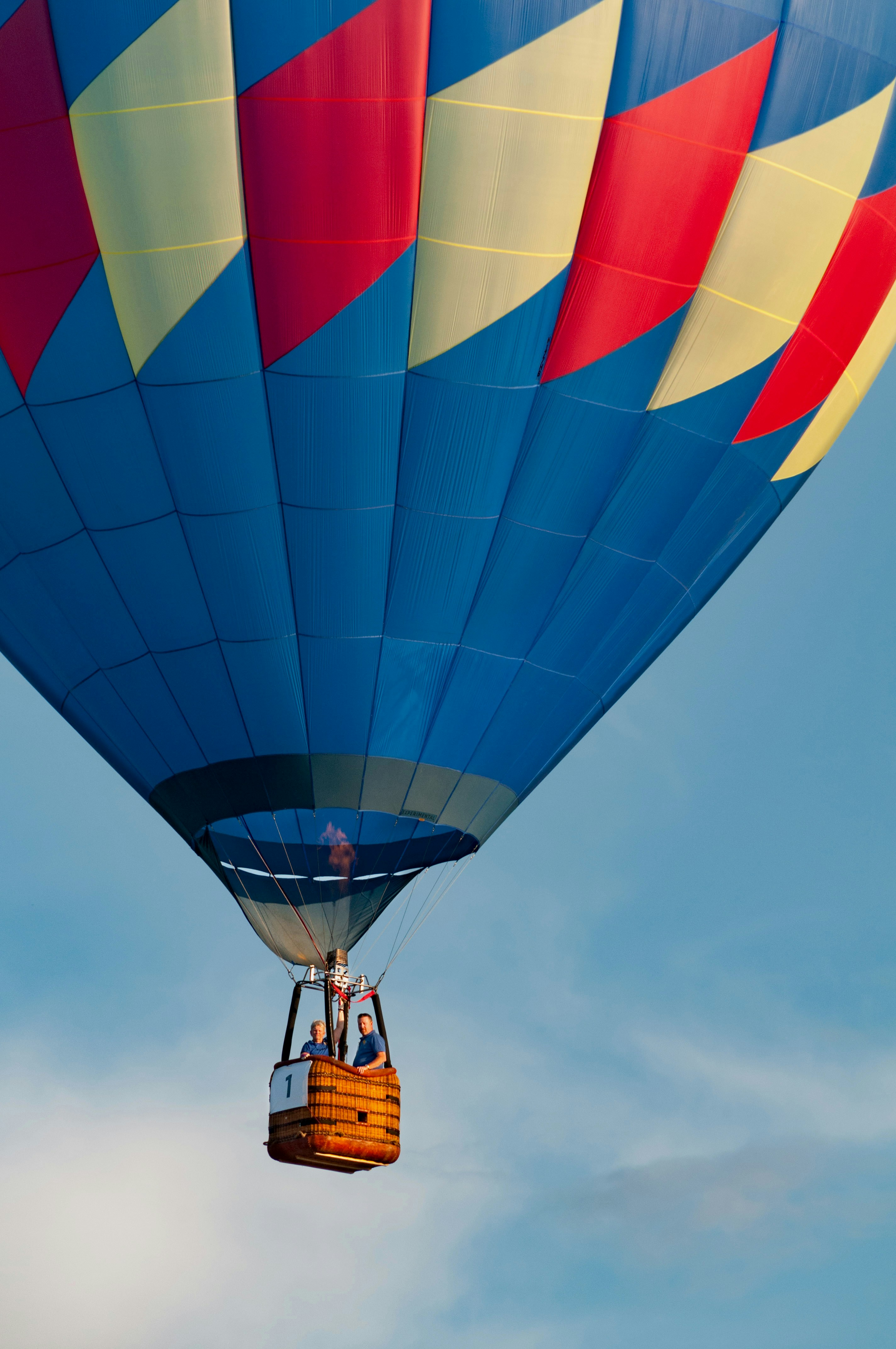 Um balão de ar quente colorido voando através de um céu azul foto – Imagem  grátis sobre Azul na Unsplash, image size:3000x4517