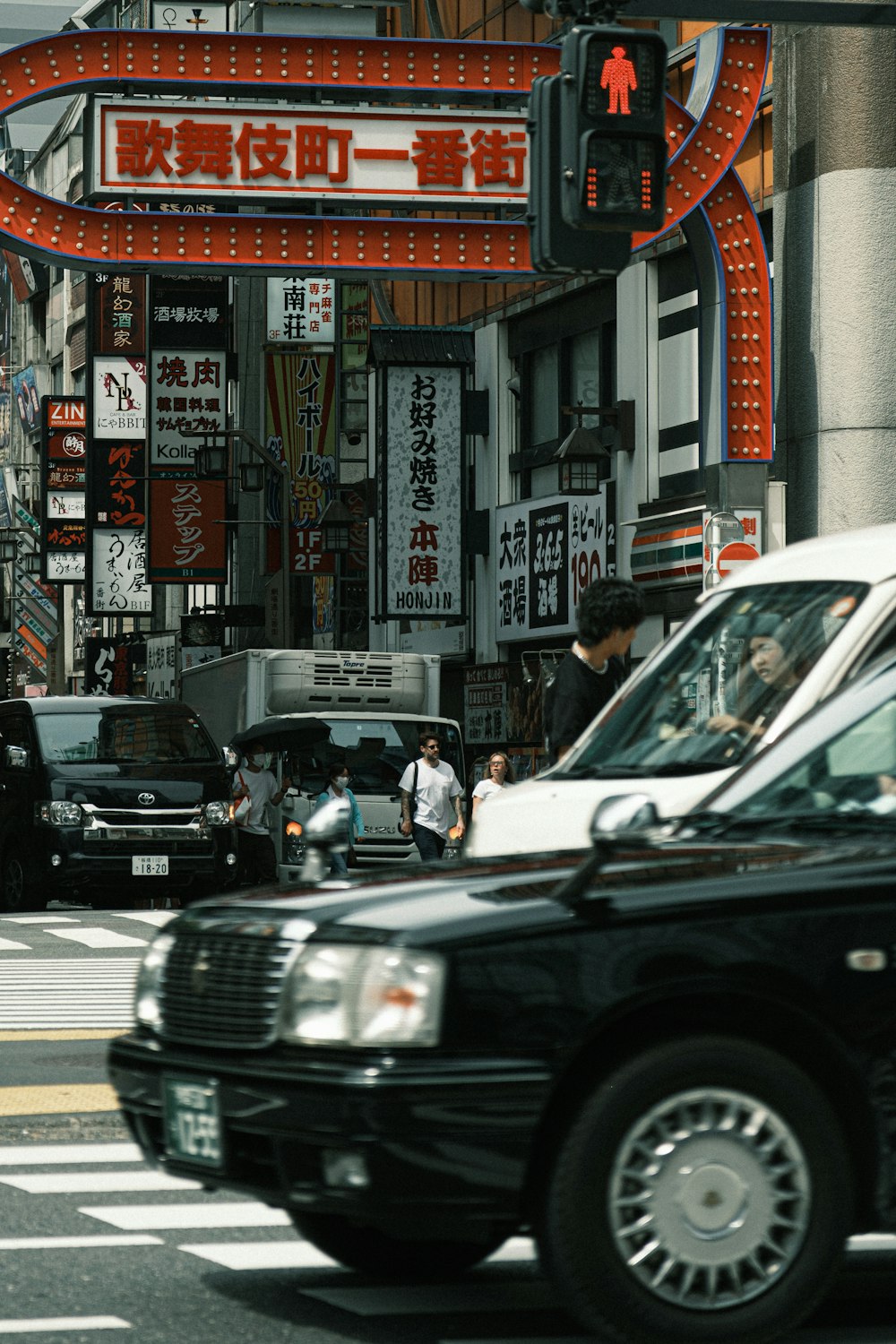 a busy city street filled with lots of traffic