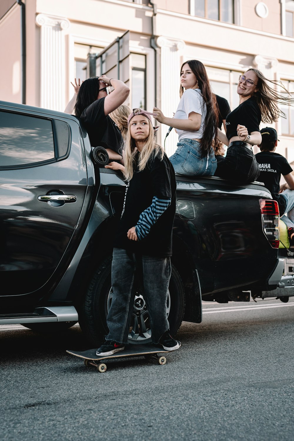 Eine Gruppe junger Frauen, die auf der Ladefläche eines Lastwagens reiten