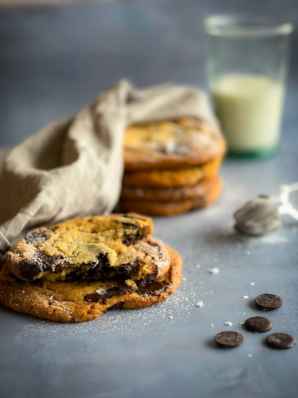 biscoitos de chocolate e um copo de leite