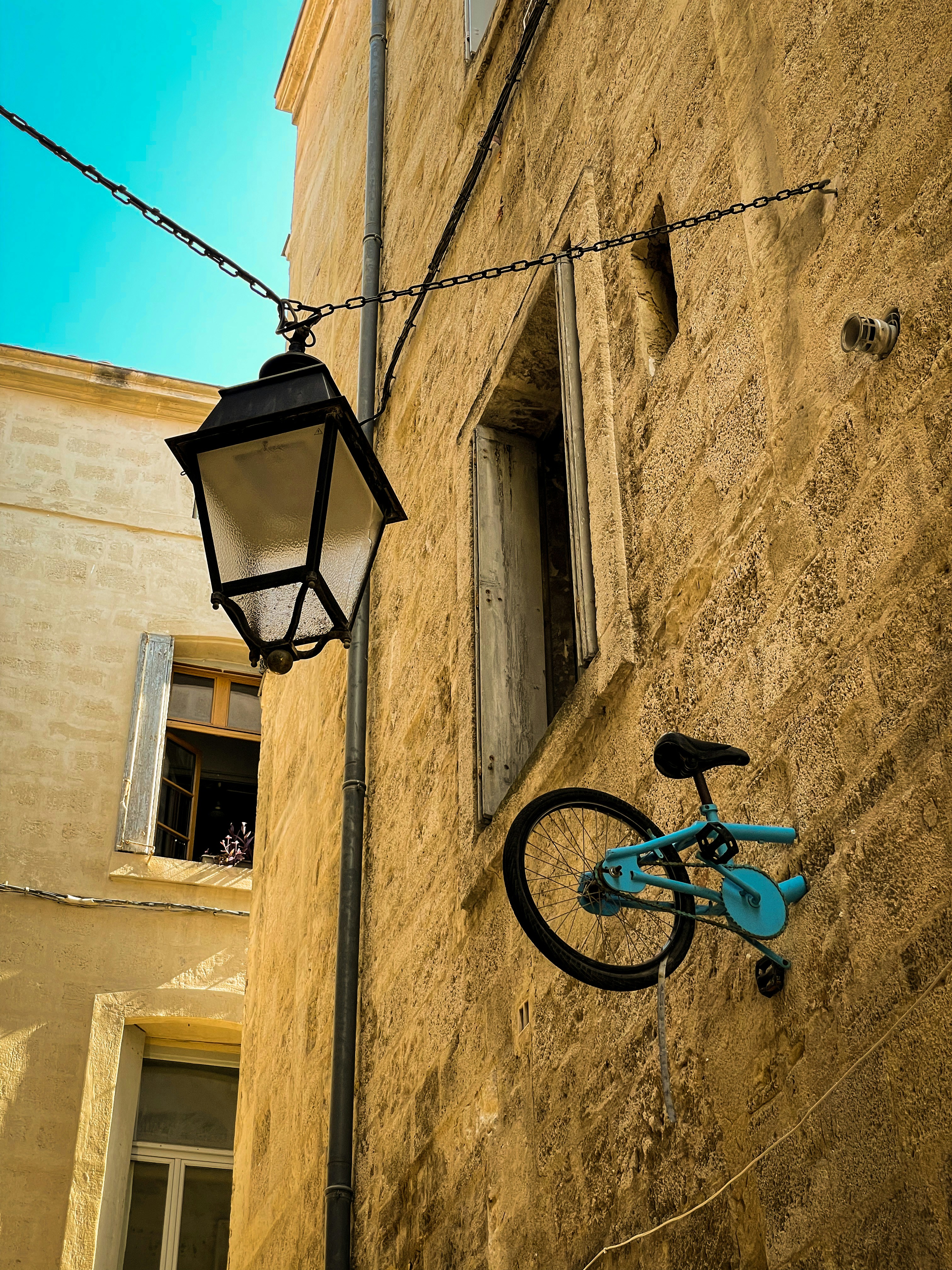 Ein Fahrrad hängt an der Seite eines Gebäudes