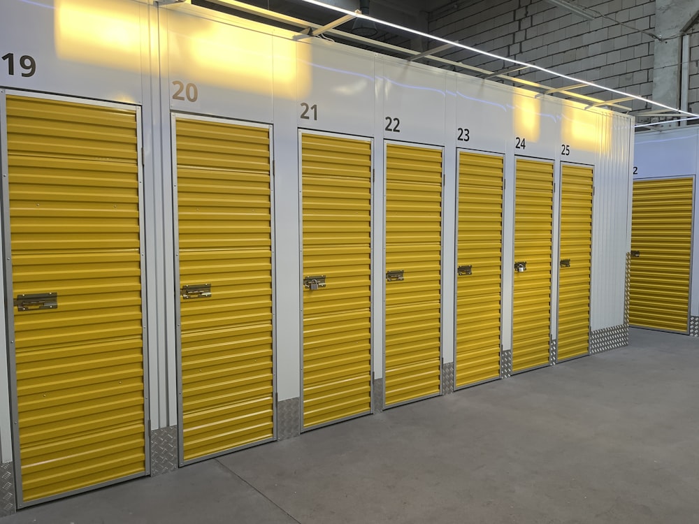 黄色いドアのある収納ユニットの列