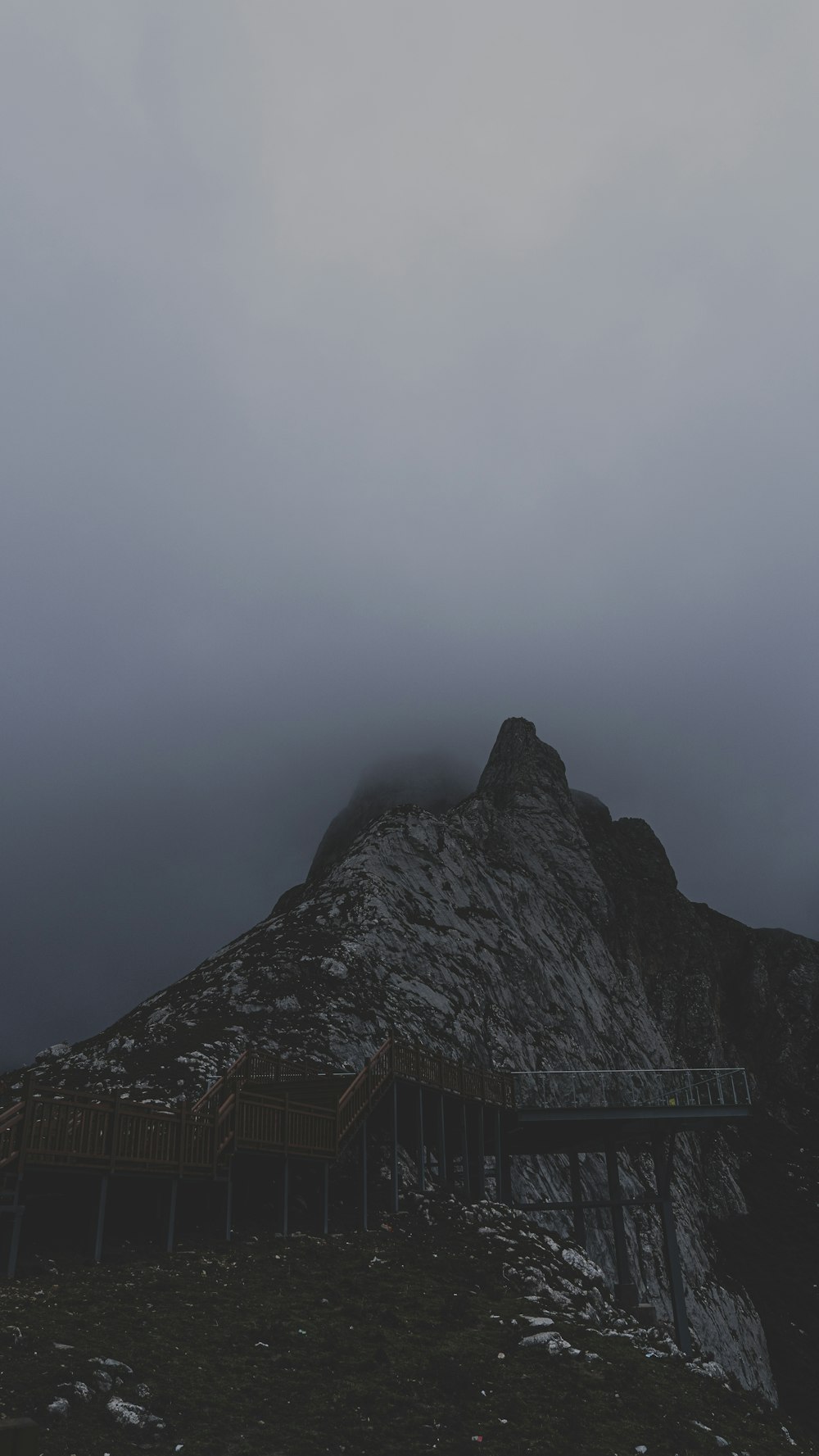 une montagne avec un pont qui la traverse