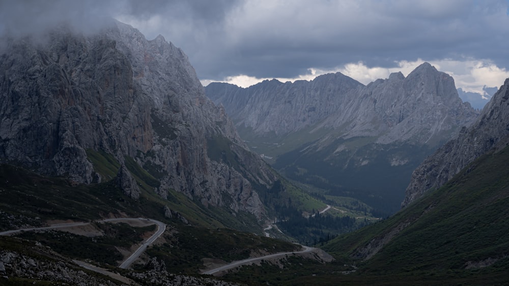 Una strada che si snoda attraverso una valle con le montagne sullo sfondo