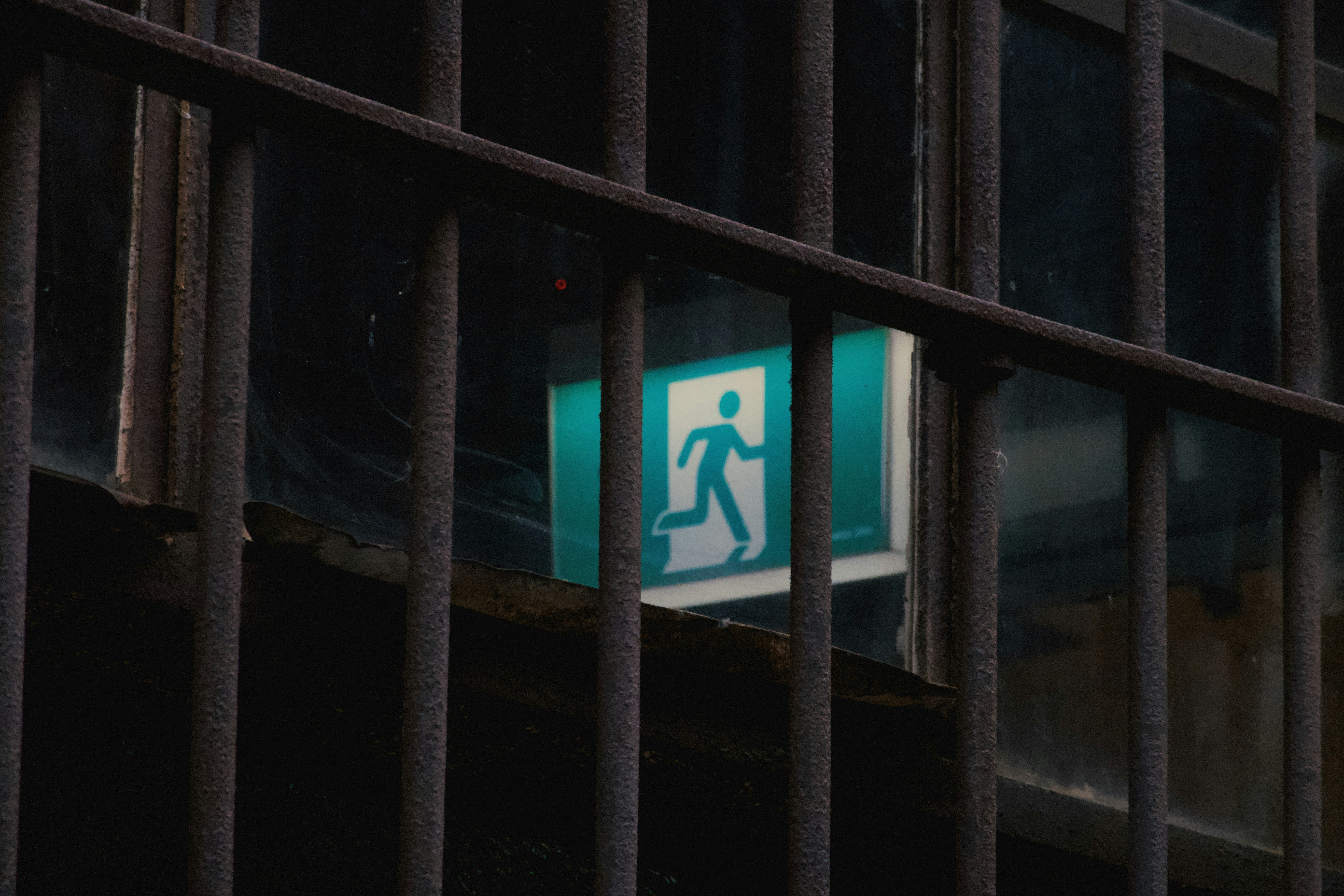 Un letrero verde y blanco en el costado de un edificio