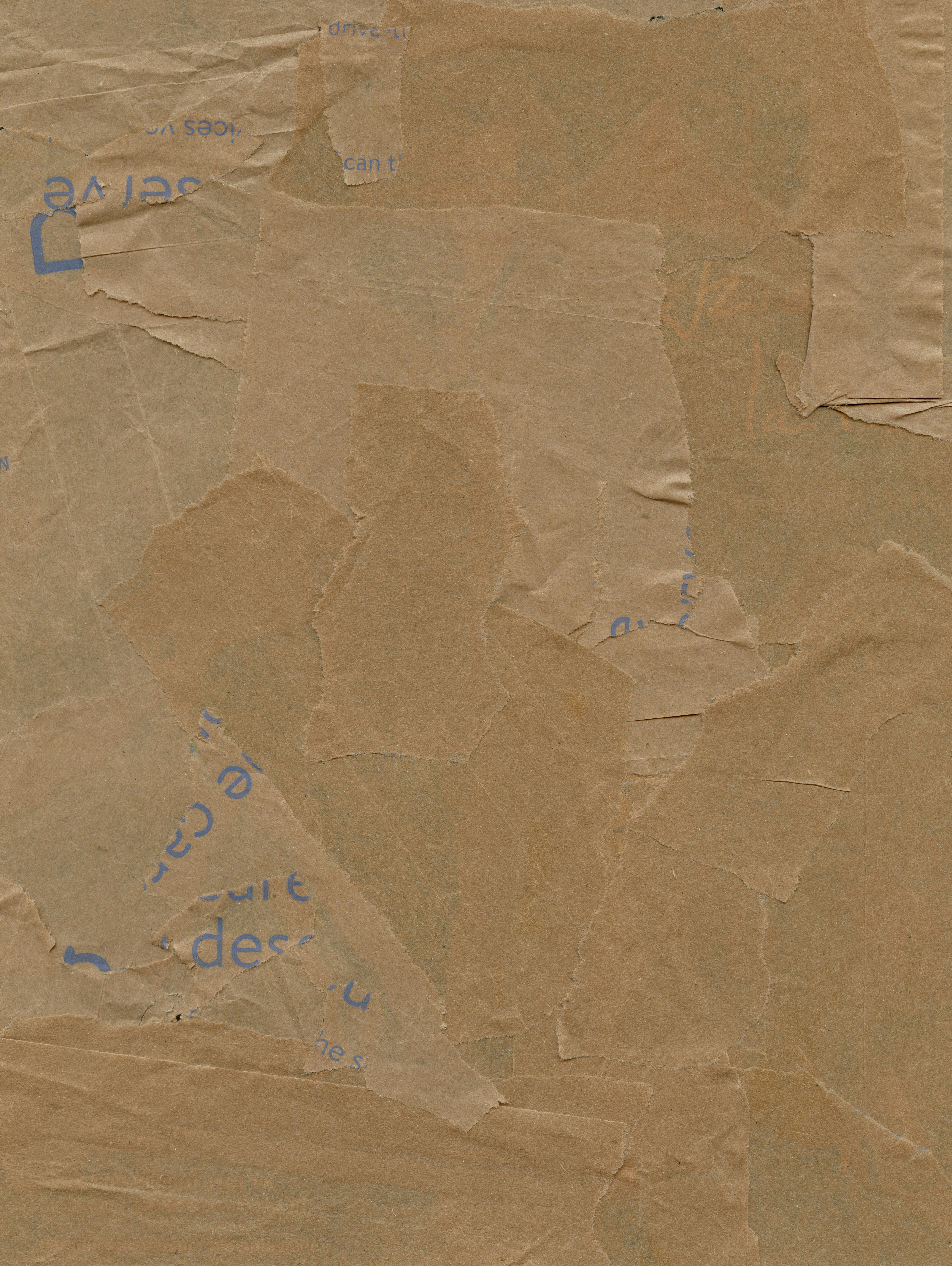 un pezzo di carta marrone con una scritta blu