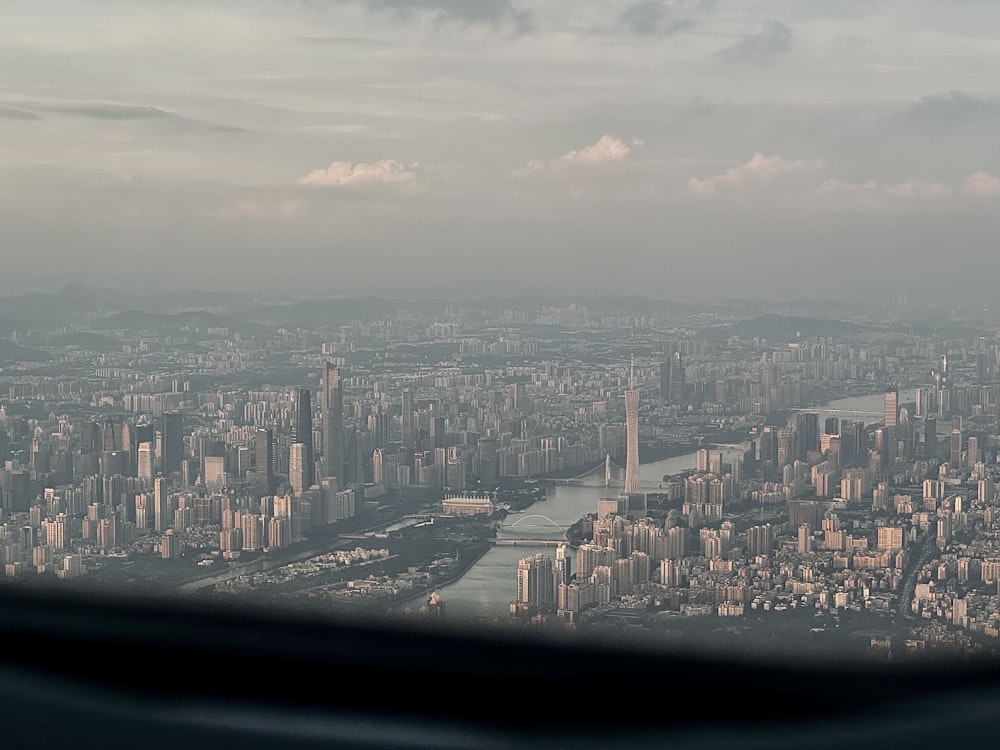 Une vue d’une ville depuis une fenêtre d’avion