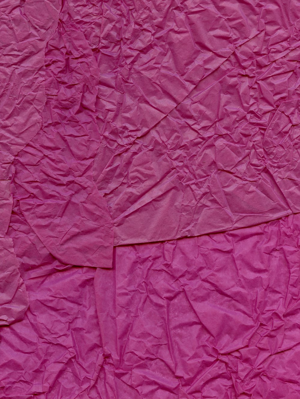 ein Stück rosafarbenes Papier, das gefaltet wurde