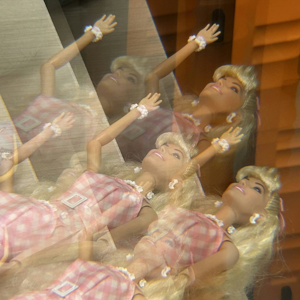 Un groupe de mannequins vêtus de rose et de blanc