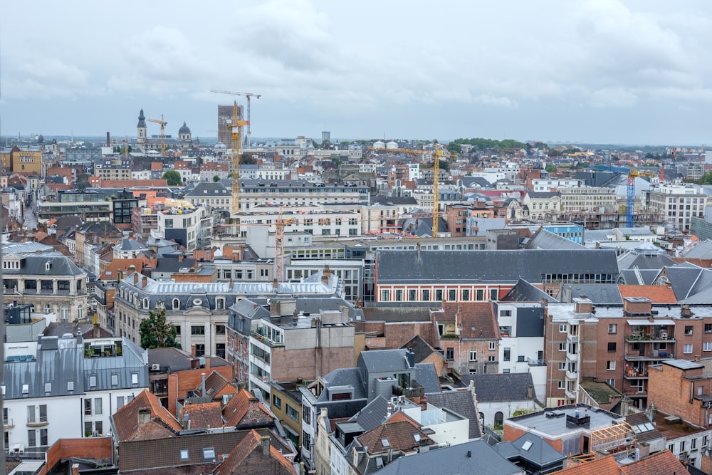 Una vista di una città con molti edifici alti