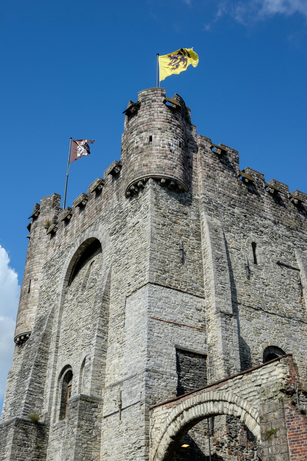 un castello con una bandiera sopra di esso