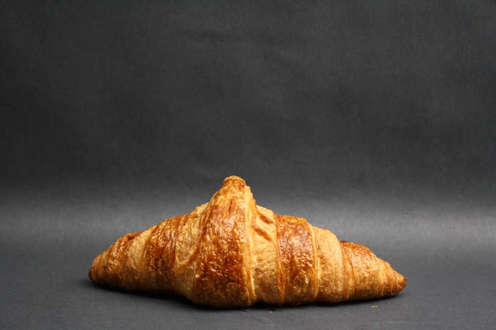 um croissant sentado em cima de uma mesa