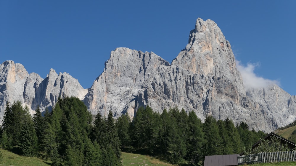 Une chaîne de montagnes avec une maison au premier plan