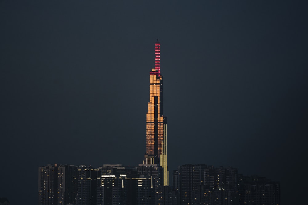 un grand bâtiment surmonté d’une lumière rouge