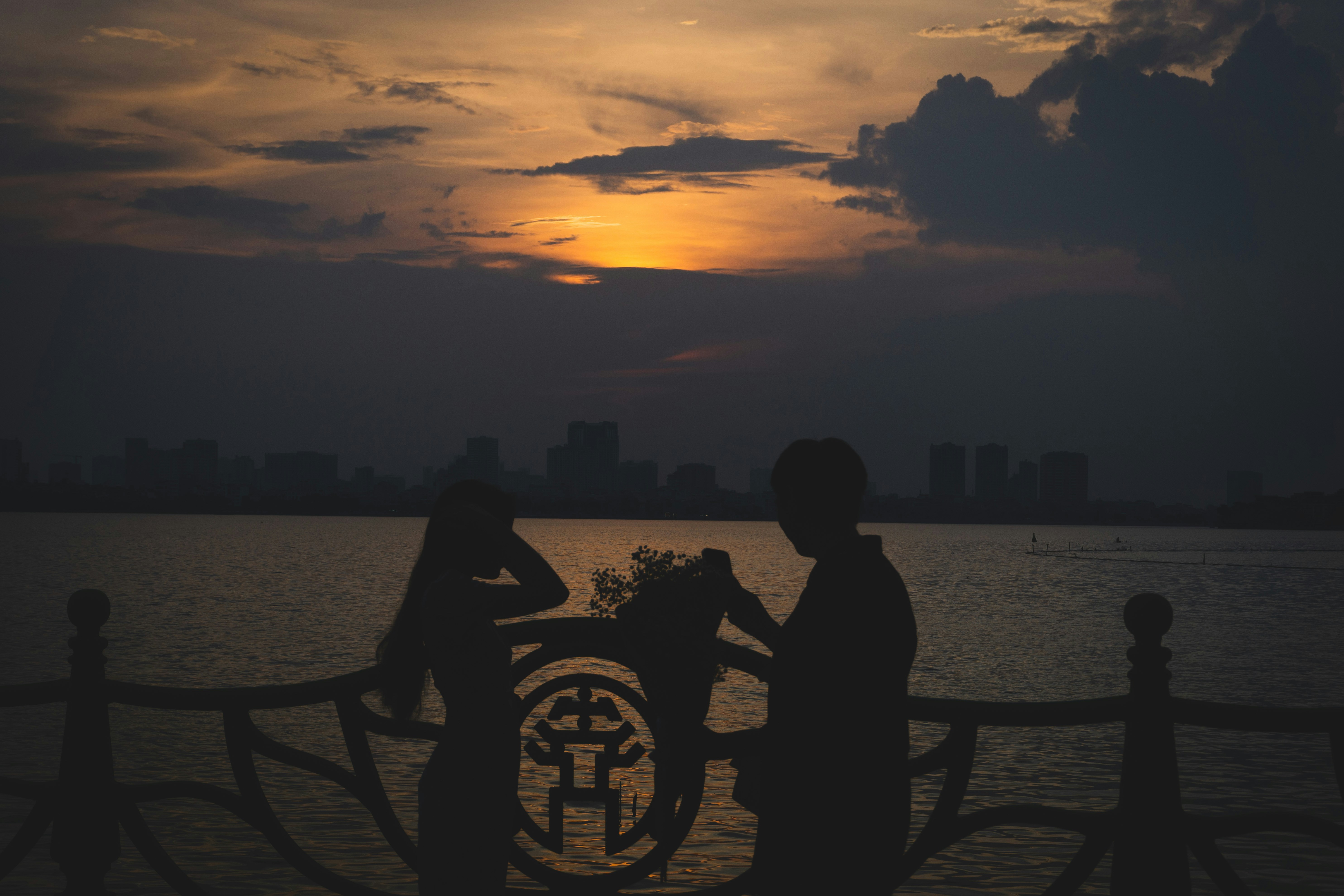 Astrolojik sembollerle çevrili, ilişkisinde sorun yaşayan hüzünlü bir çiftin burçlardaki aşk hatalarını simgeleyen dramatik görseli.