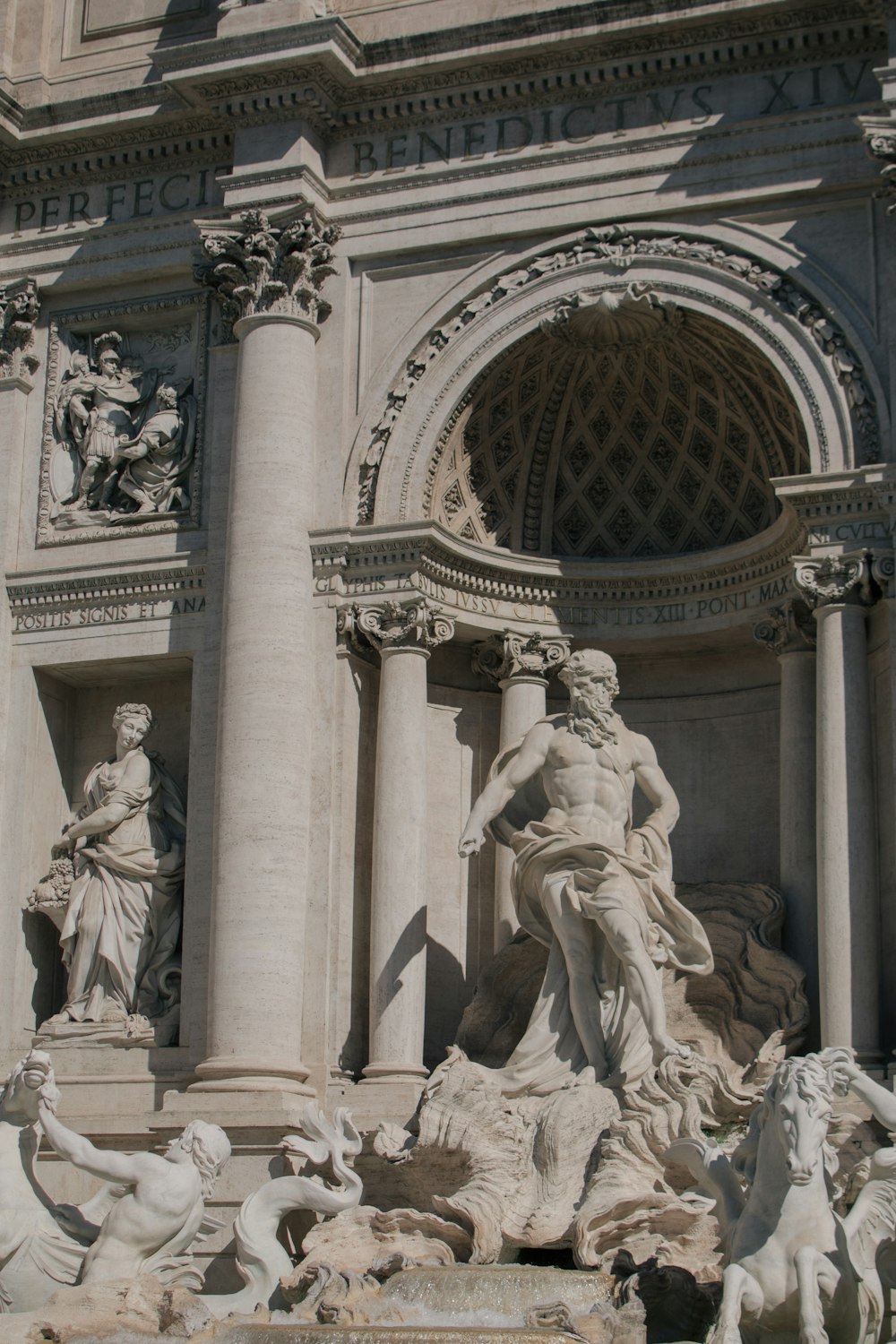 Un gran edificio con estatuas en la parte delantera