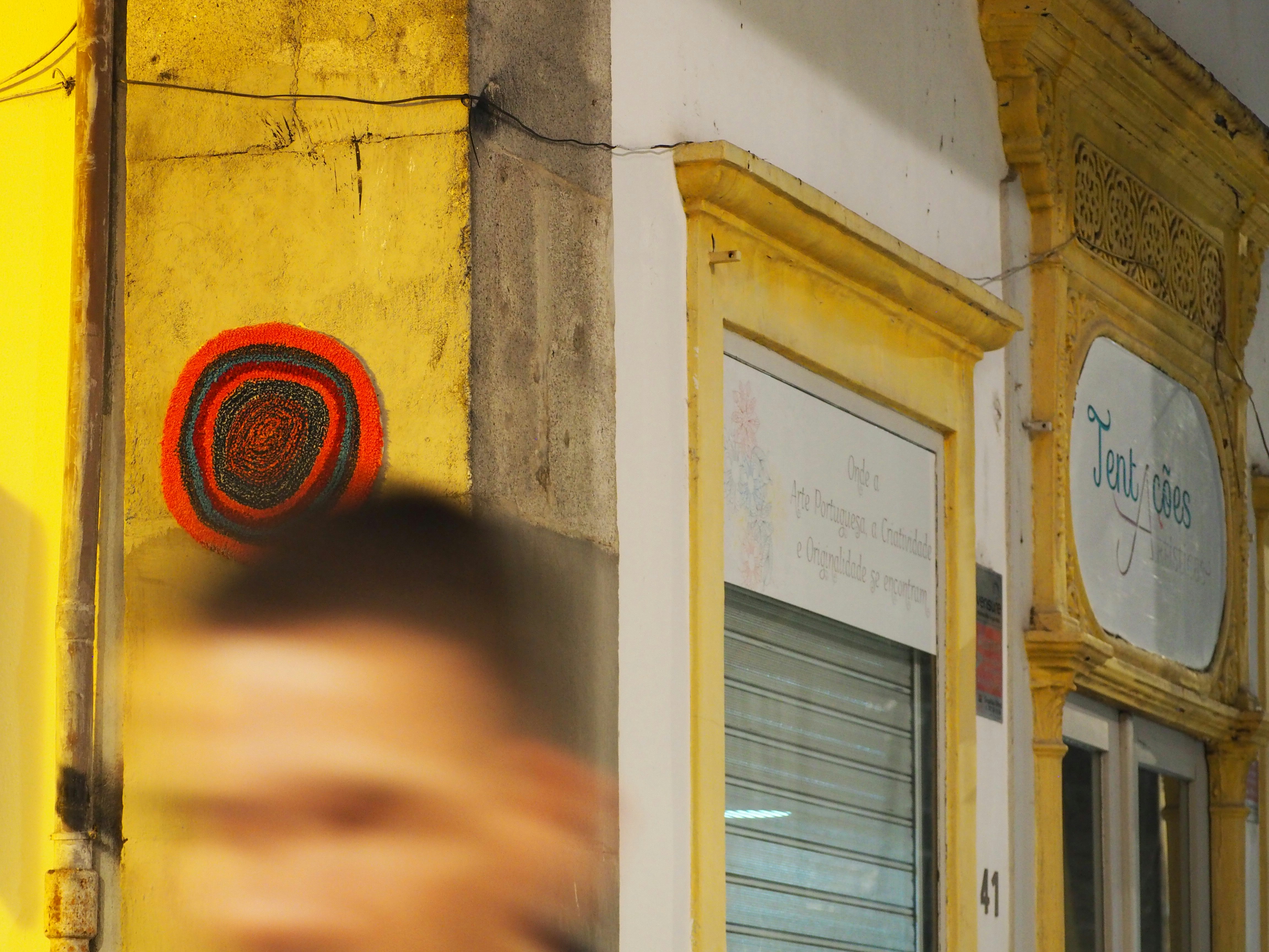 Una foto borrosa de un hombre caminando por un edificio