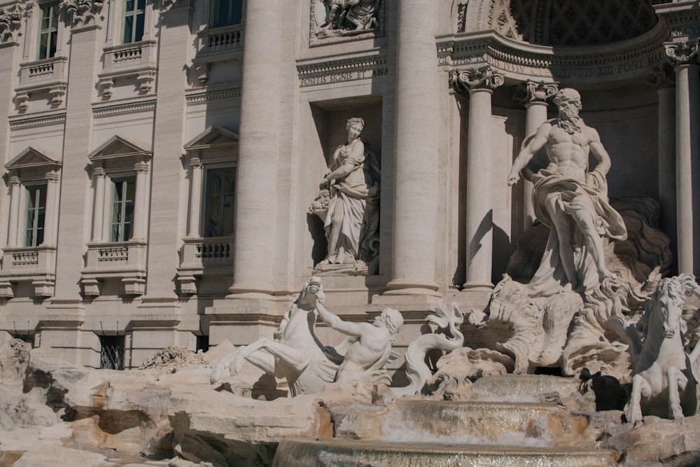 un grand bâtiment avec une fontaine devant lui