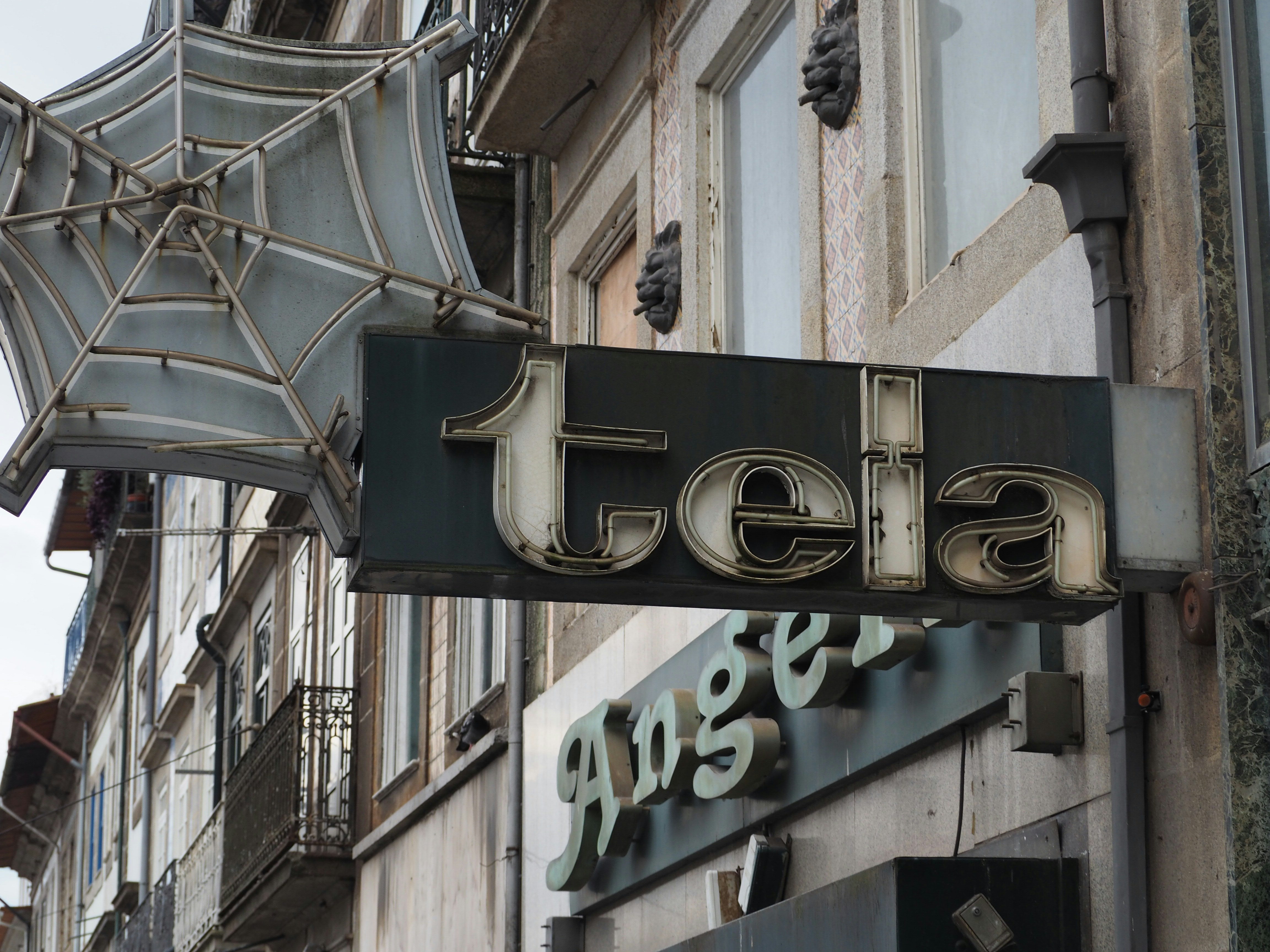 Un edificio con una tela de araña colgando de su costado