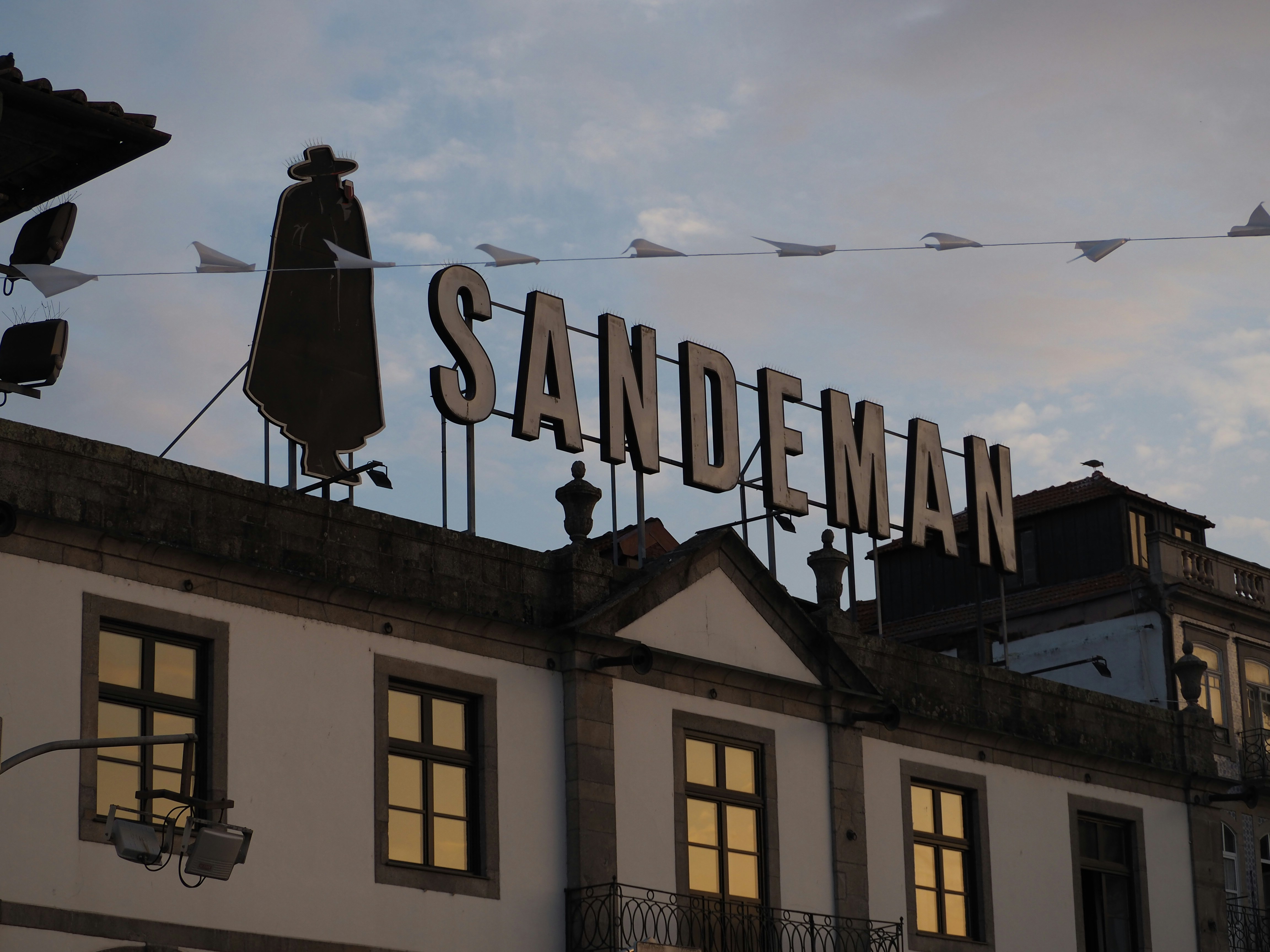 Un edificio con un letrero que dice Sandemal encima