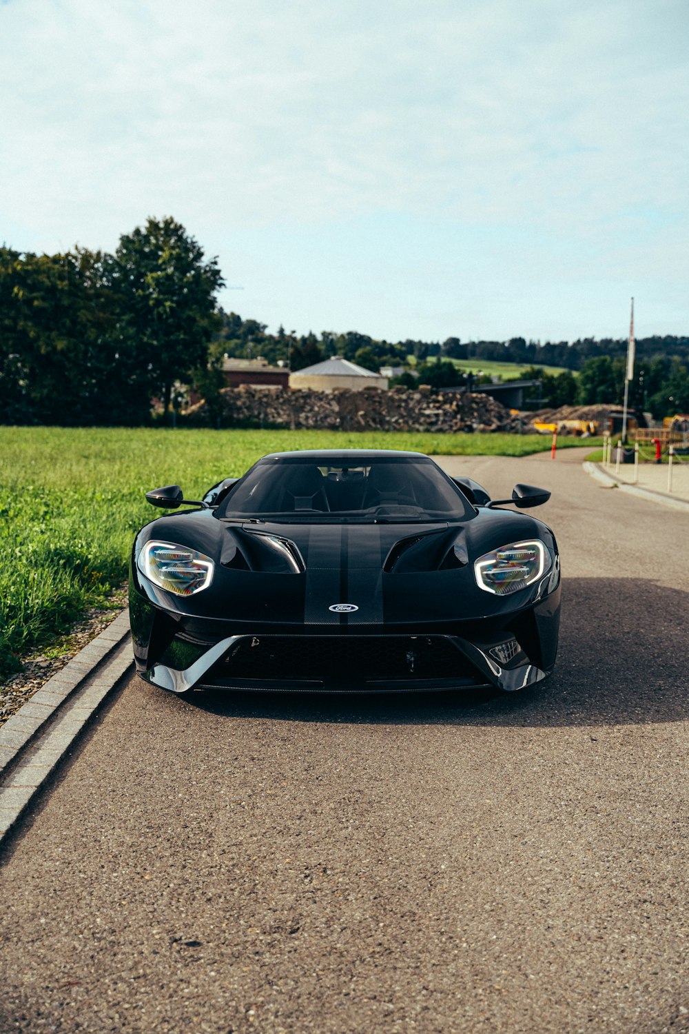 Un'auto sportiva nera parcheggiata sul ciglio di una strada