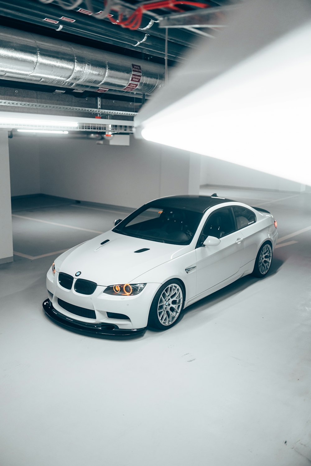 une voiture blanche garée dans un garage