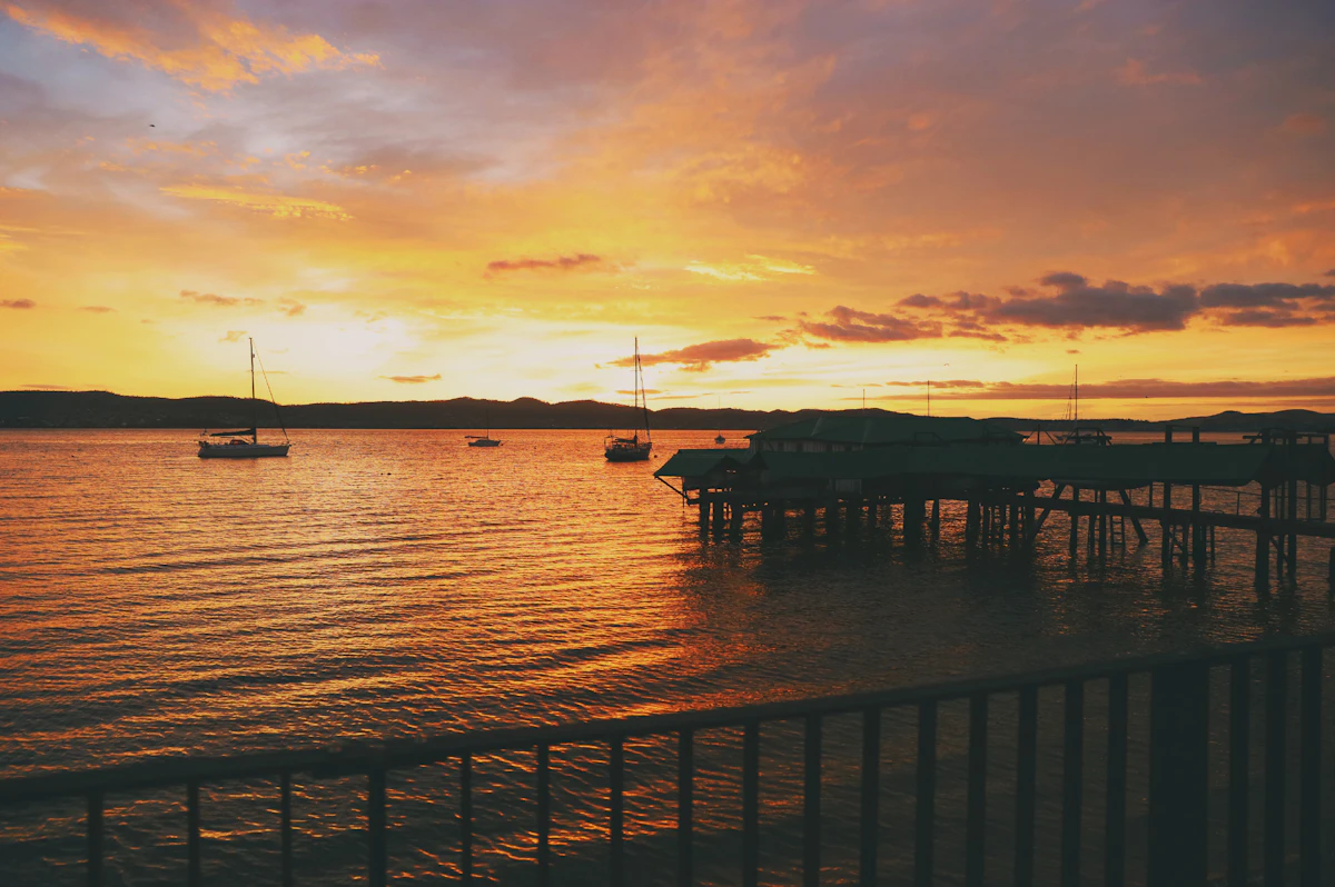 朝日に照らされる希望のイメージ