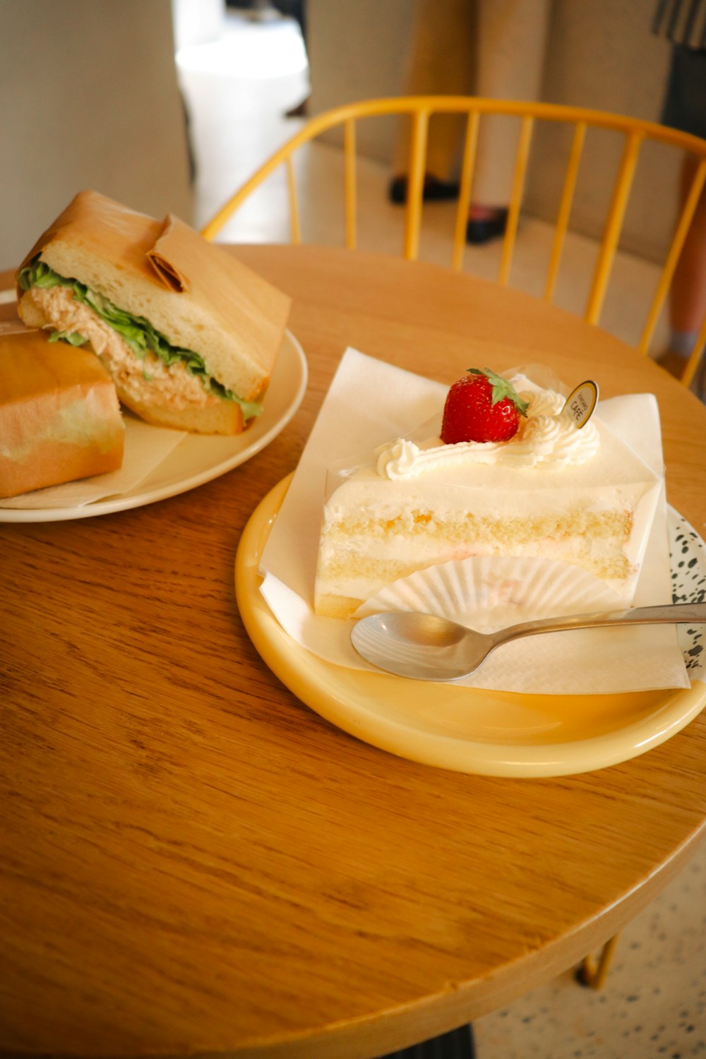 un plato con un sándwich y una magdalena