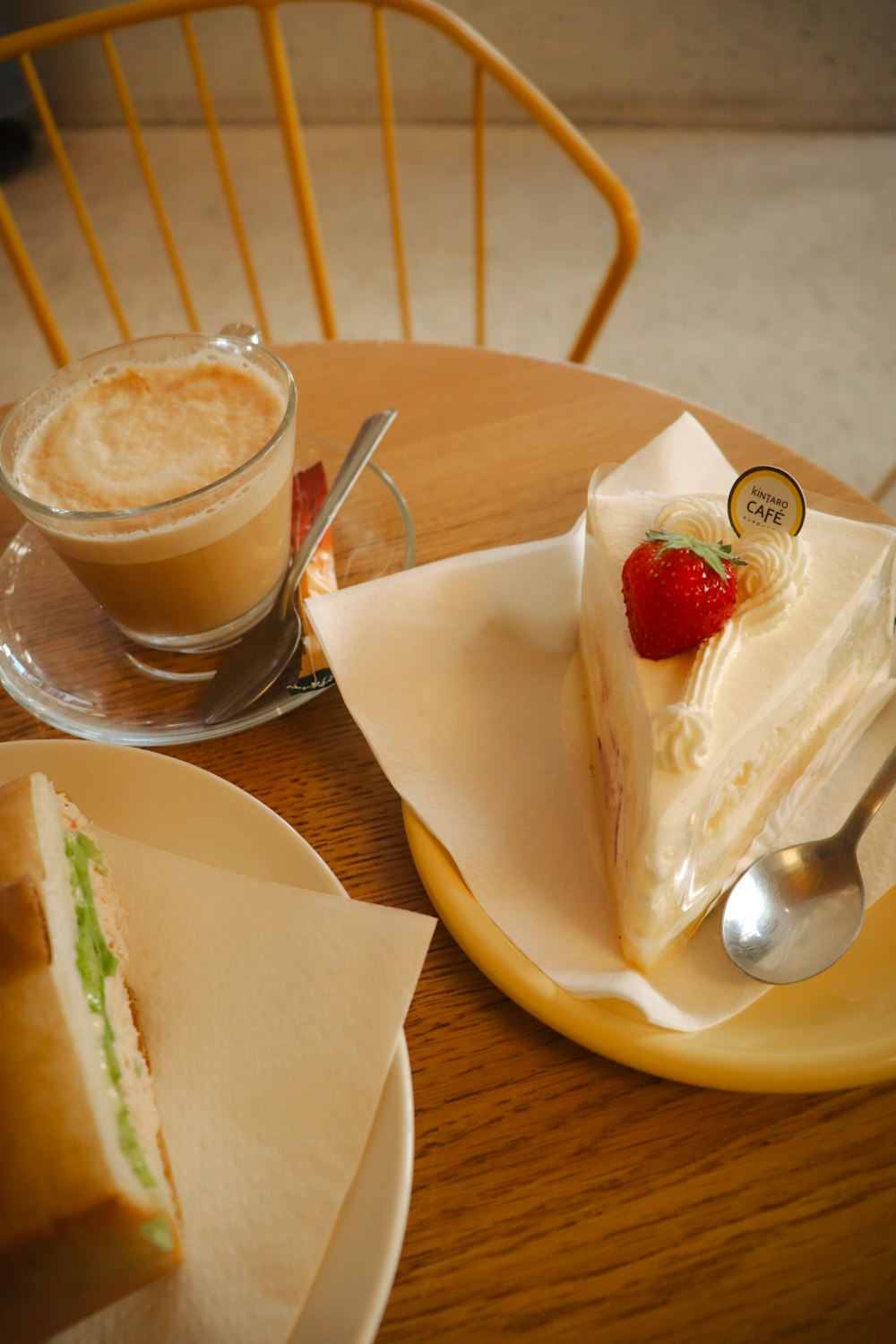 un pedazo de pastel y una taza de café en una mesa