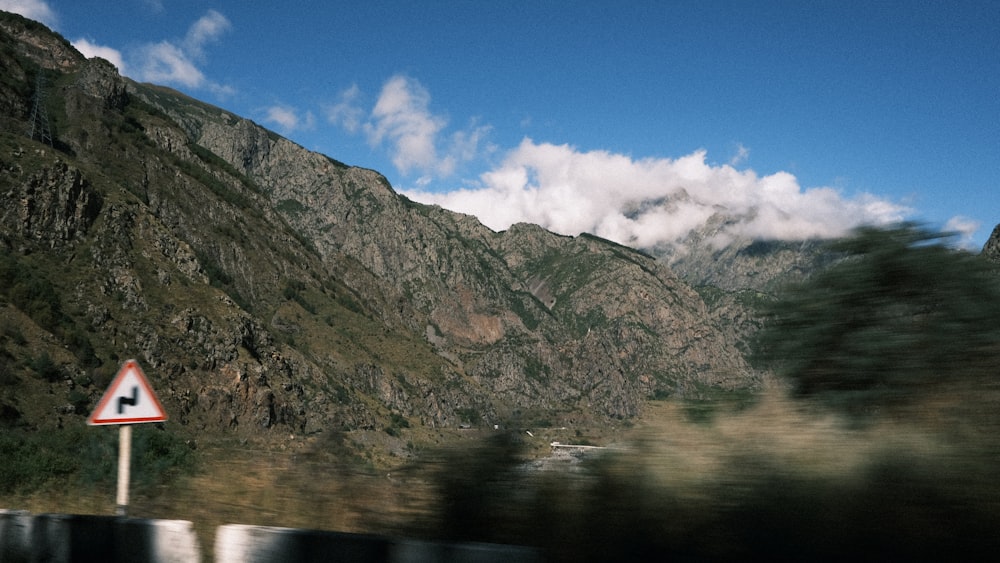 a road sign on the side of a mountain