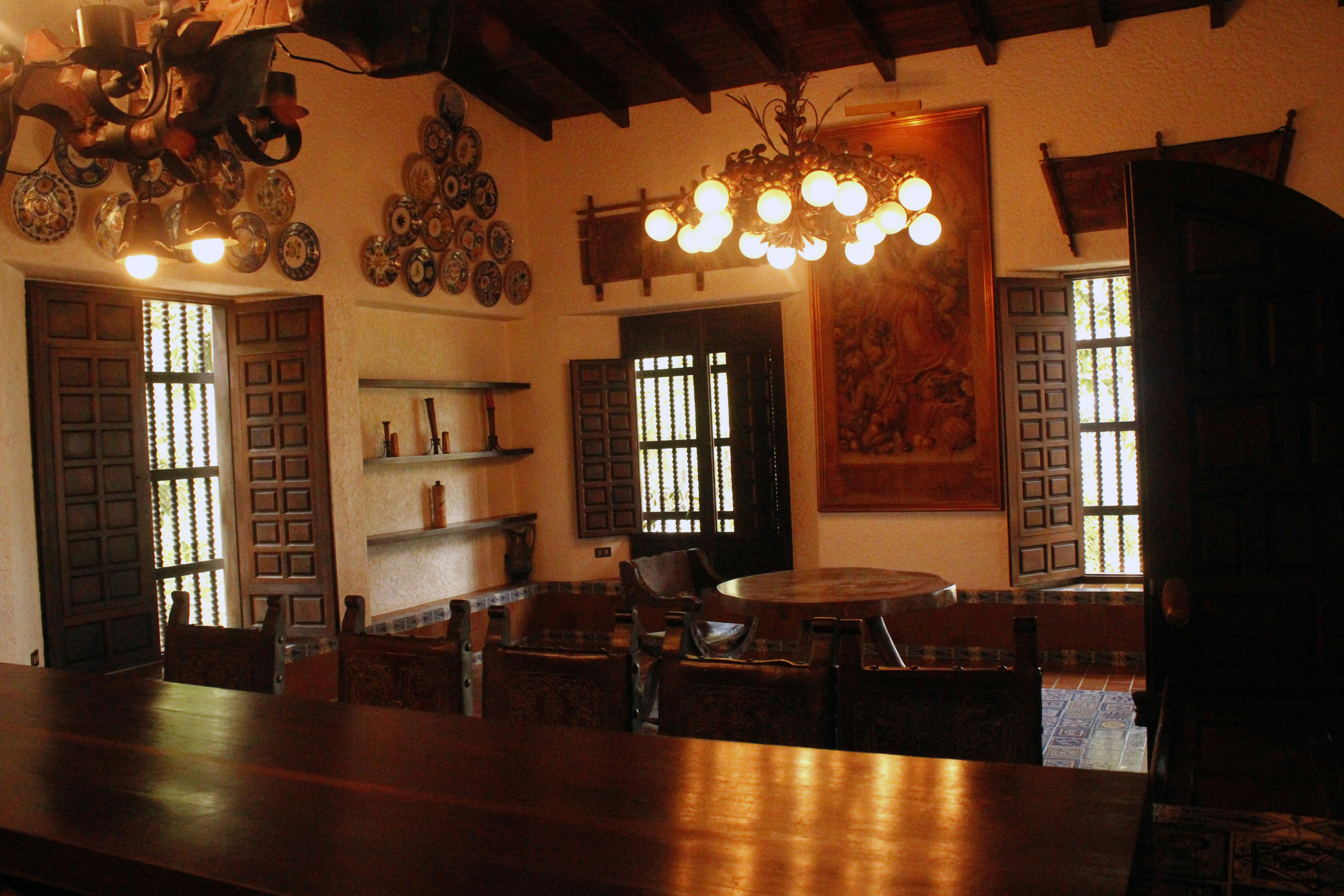 una sala da pranzo con tavolo in legno e lampadario
