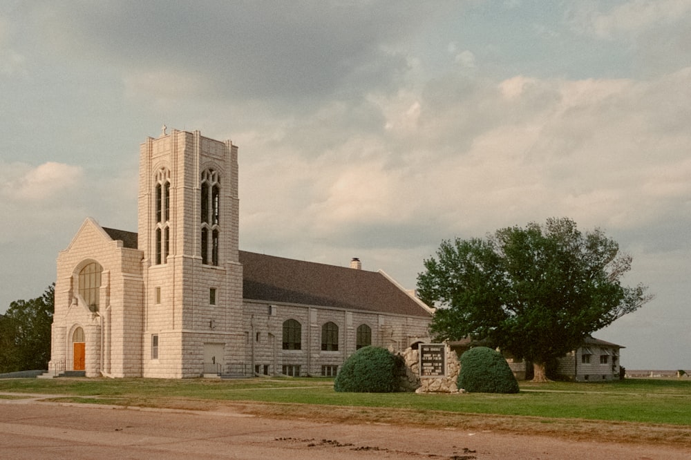 Una grande chiesa con un alto campanile in una giornata nuvolosa