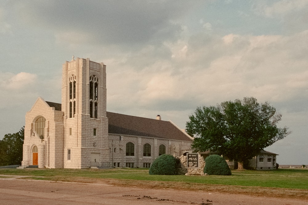 uma grande igreja com um campanário alto em um dia nublado