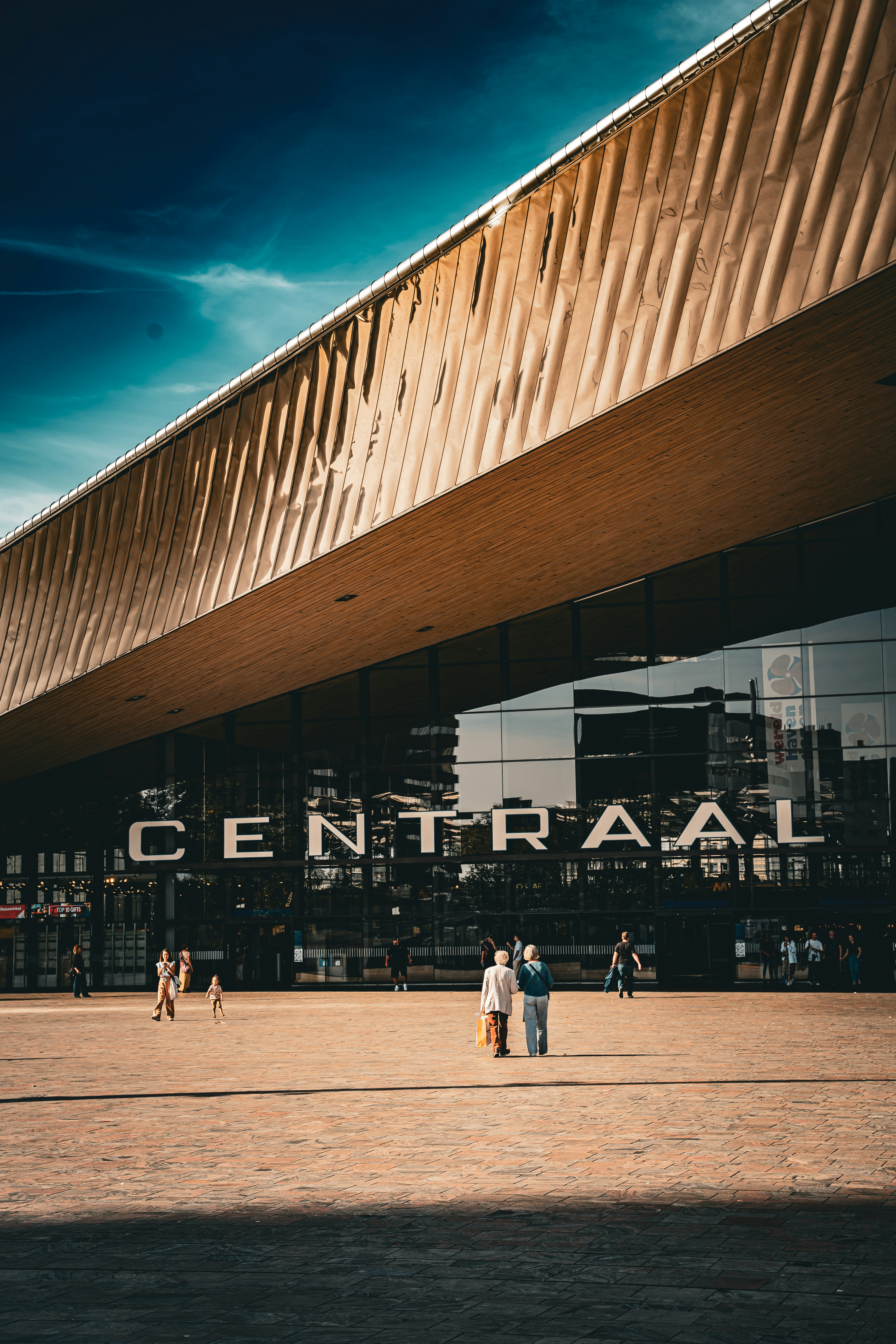 Un grupo de personas de pie frente a un edificio