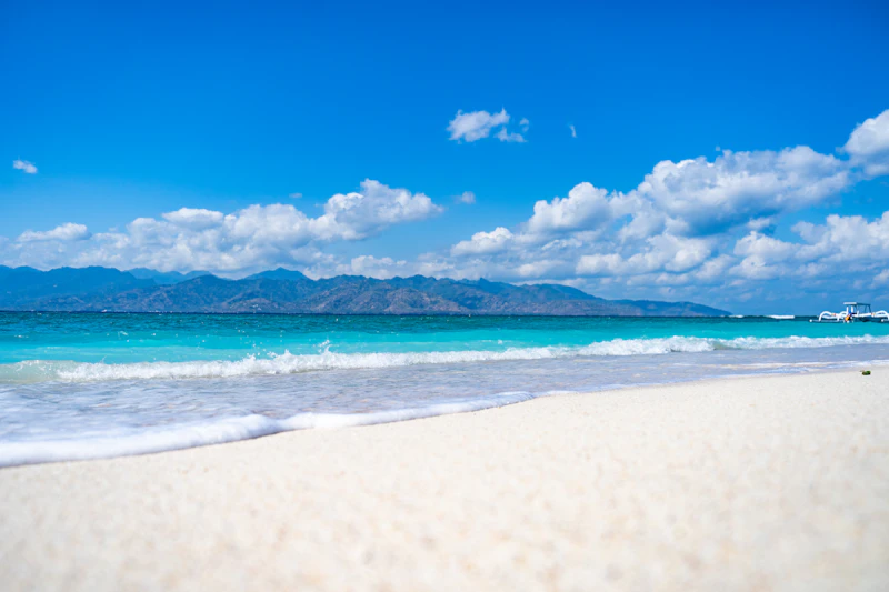 Pantai berpasir putih dengan perahu tradisional di Gili Lombok