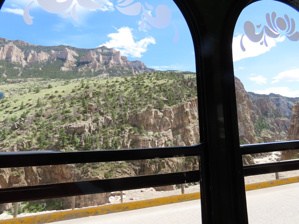 Una vista di una montagna da un finestrino del treno