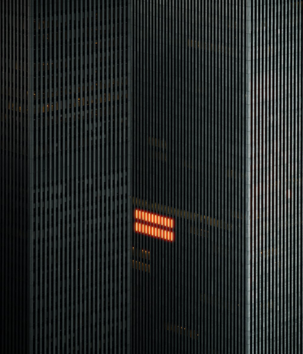 Un edificio con una luz roja en el medio