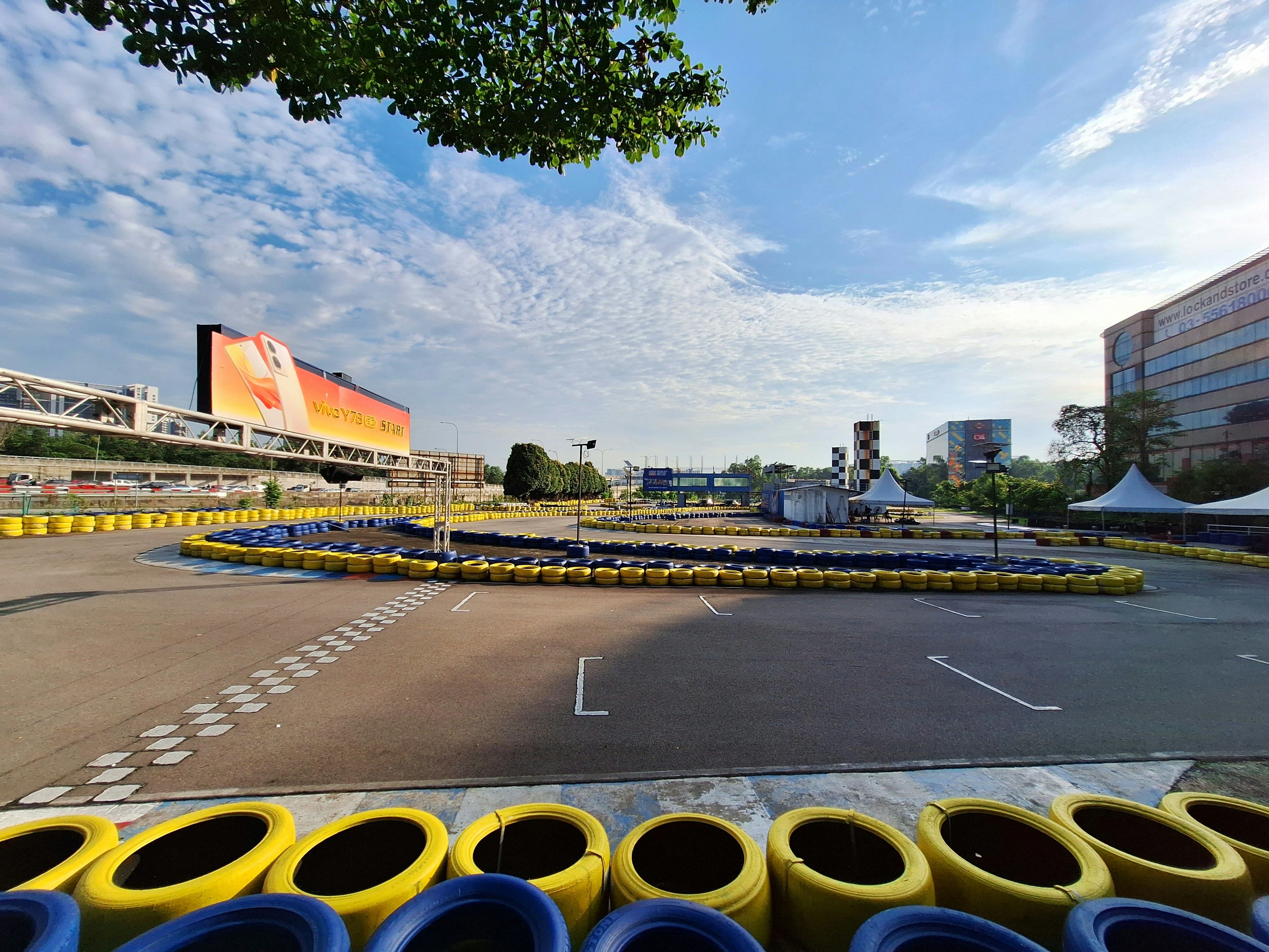 tempat parkir dengan banyak ban kuning dan biru