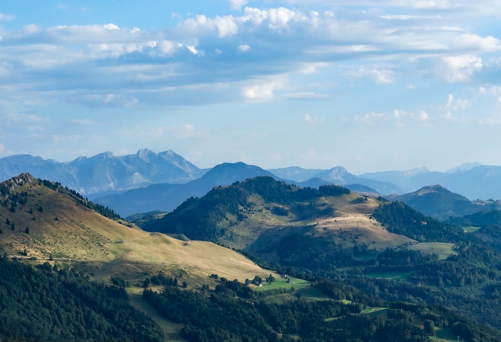 Una vista panorámica de una cordillera en la distancia