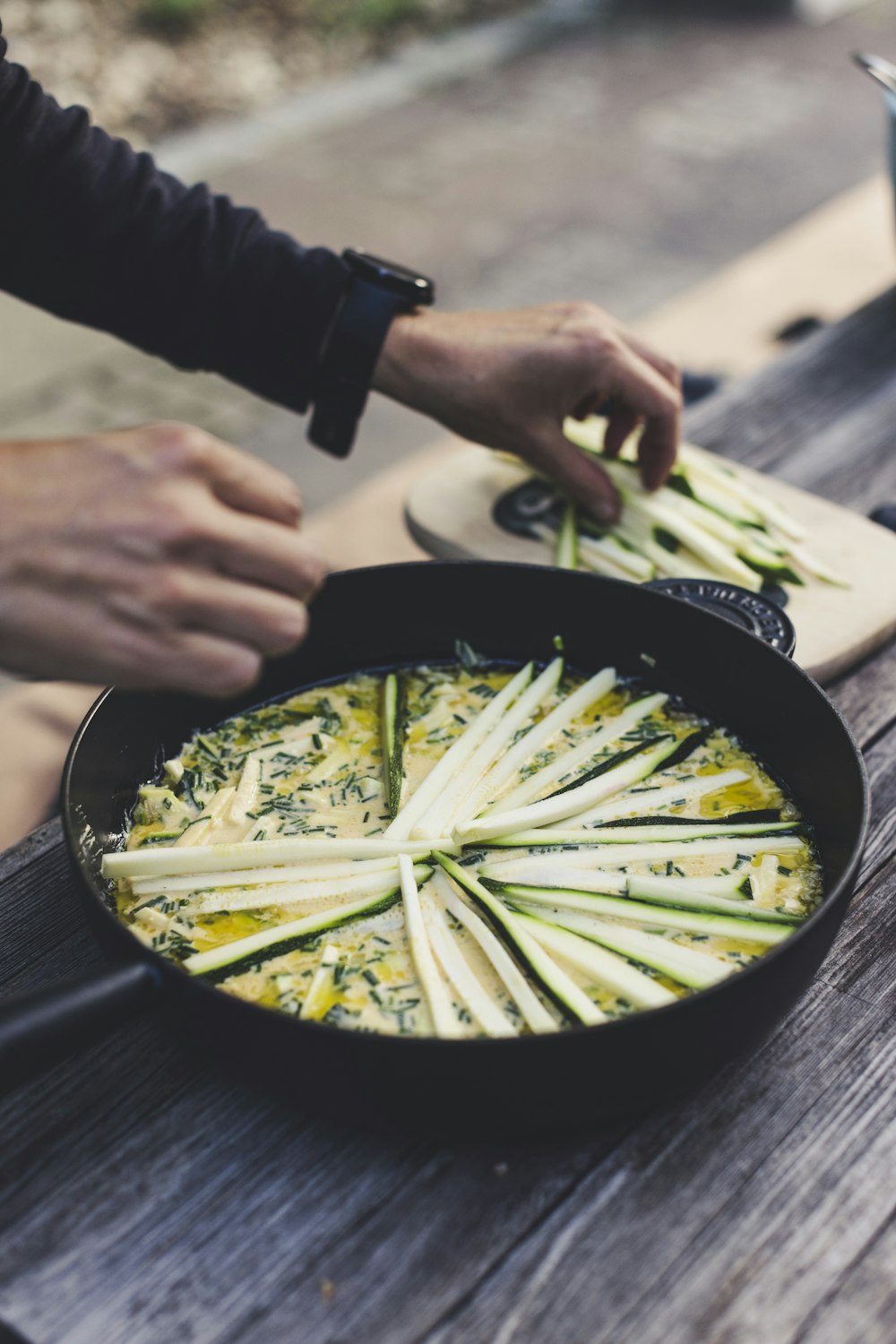 une casserole de nourriture sur une table de pique-