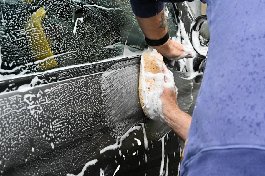 Nettoyage d'une voiture avec une éponge et de la mousse — outils de lavage auto professionnels
