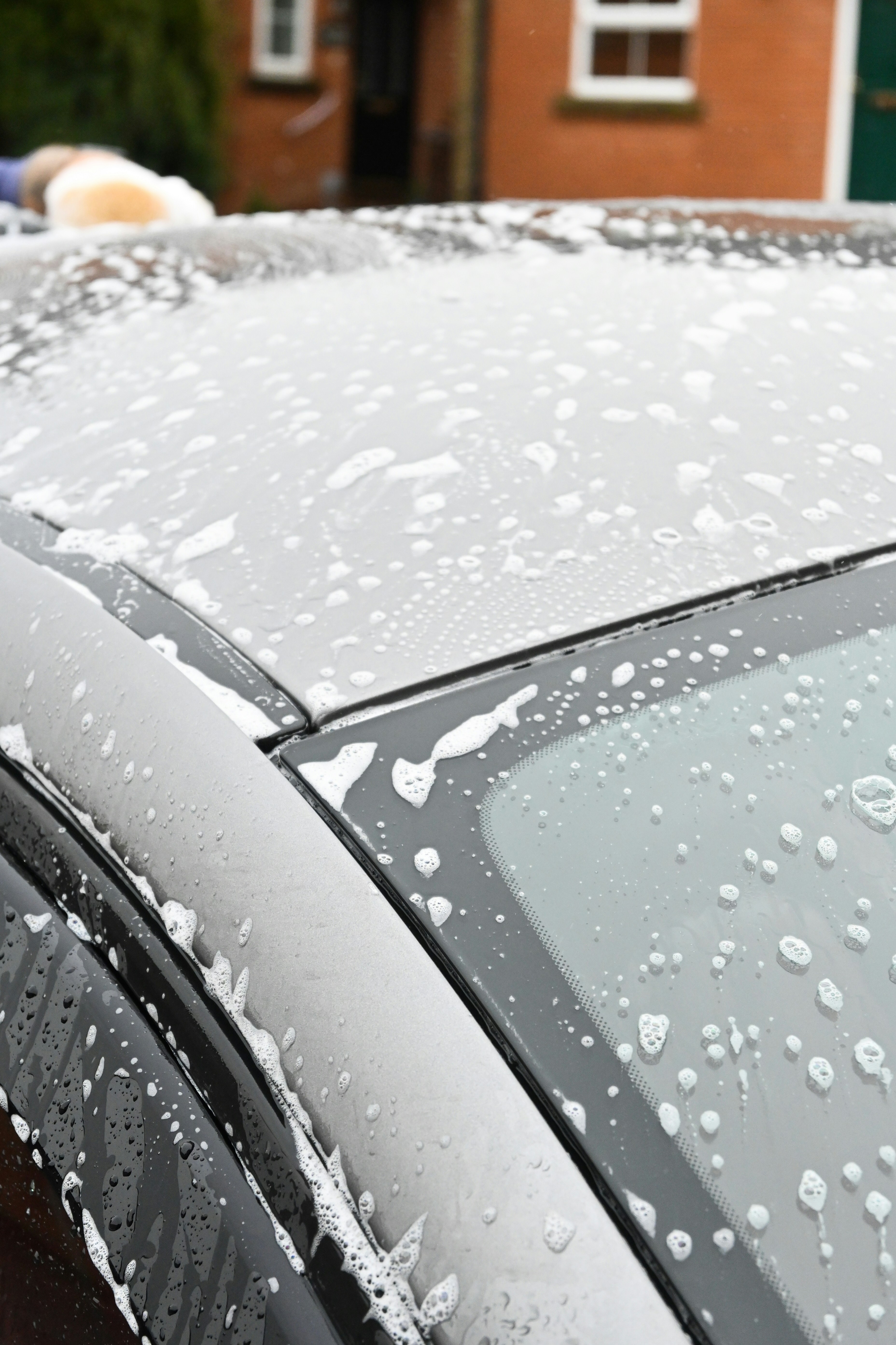 Nahaufnahme eines im Regen versunkenen Autos