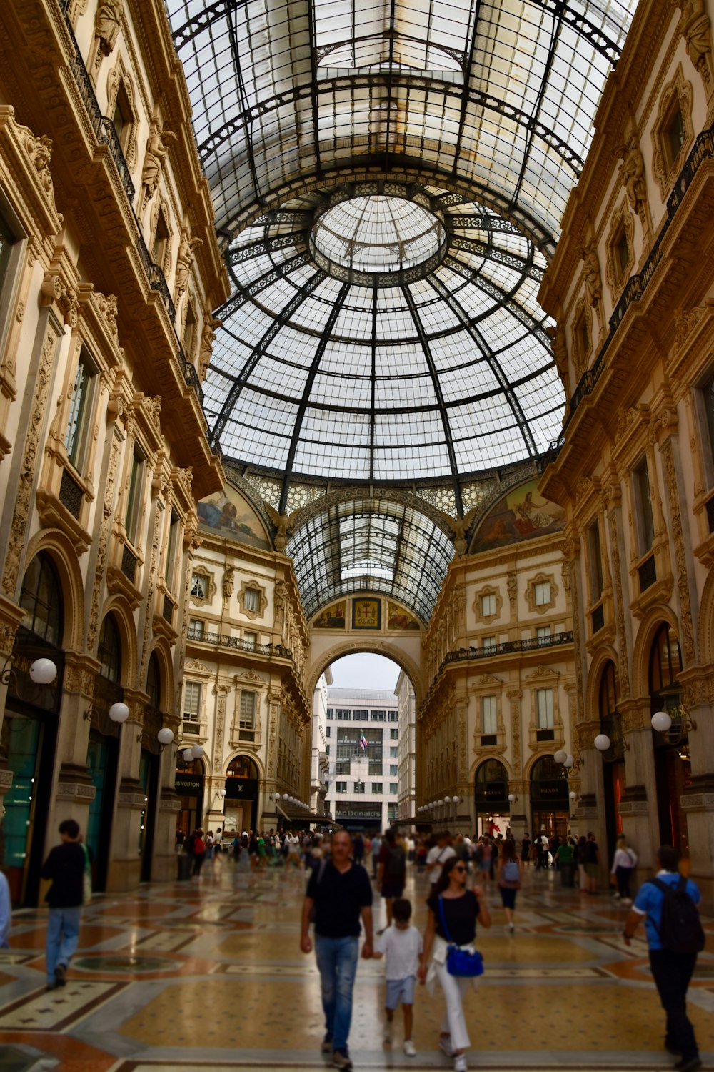 Un gruppo di persone che camminano attraverso un grande edificio