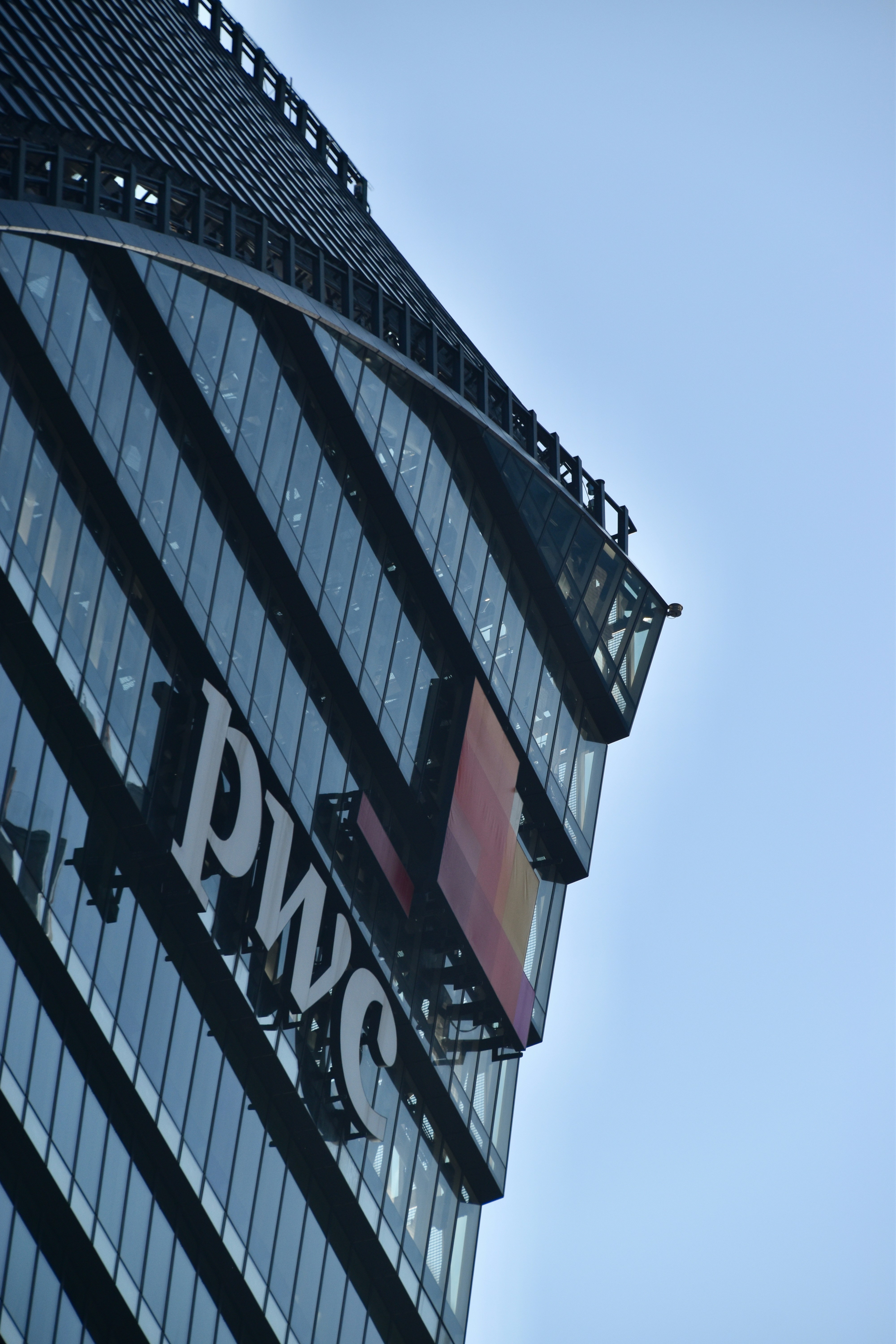 ein hohes Gebäude mit einem Schild an der Seite