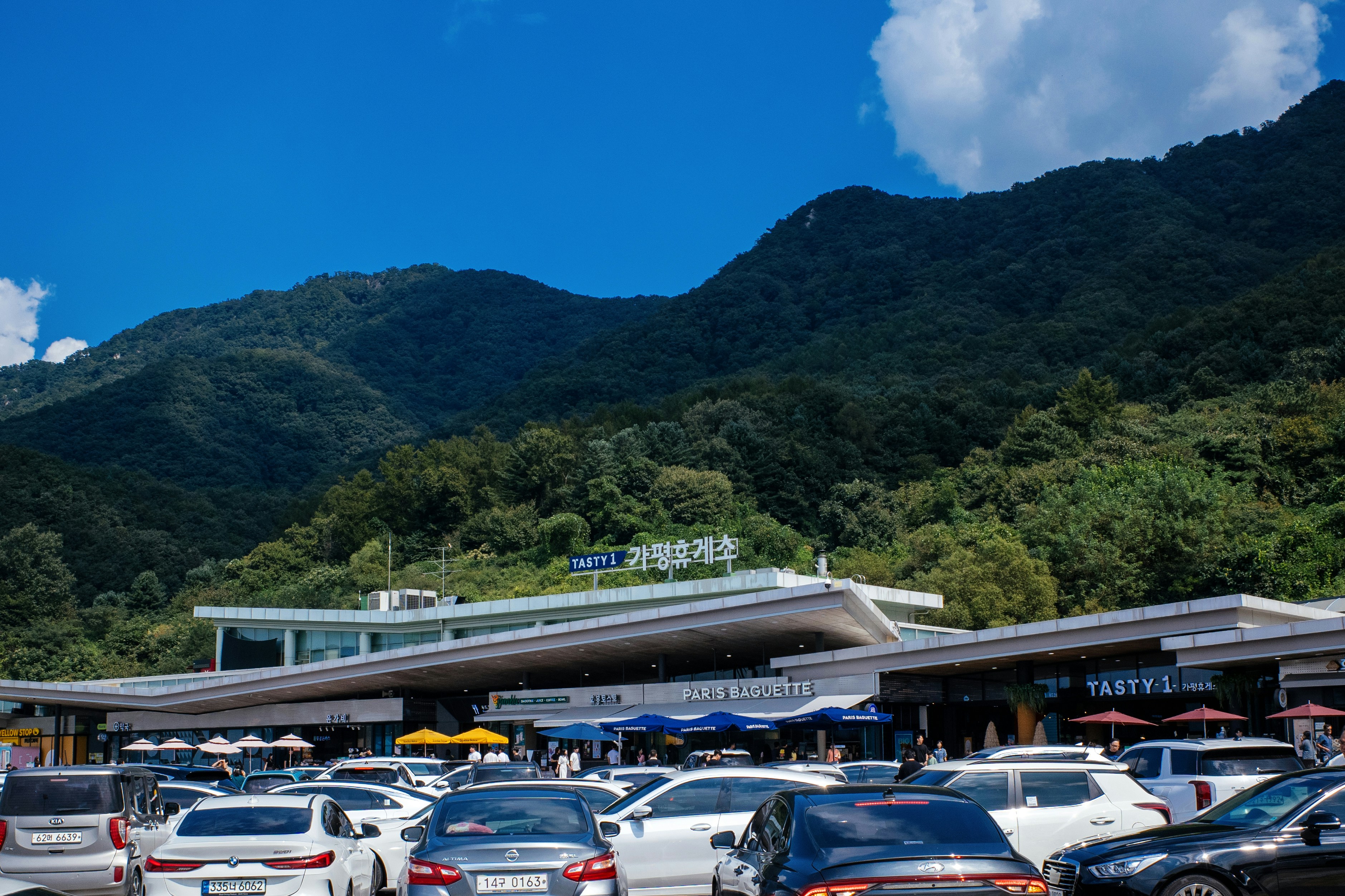 a parking lot filled with lots of parked cars