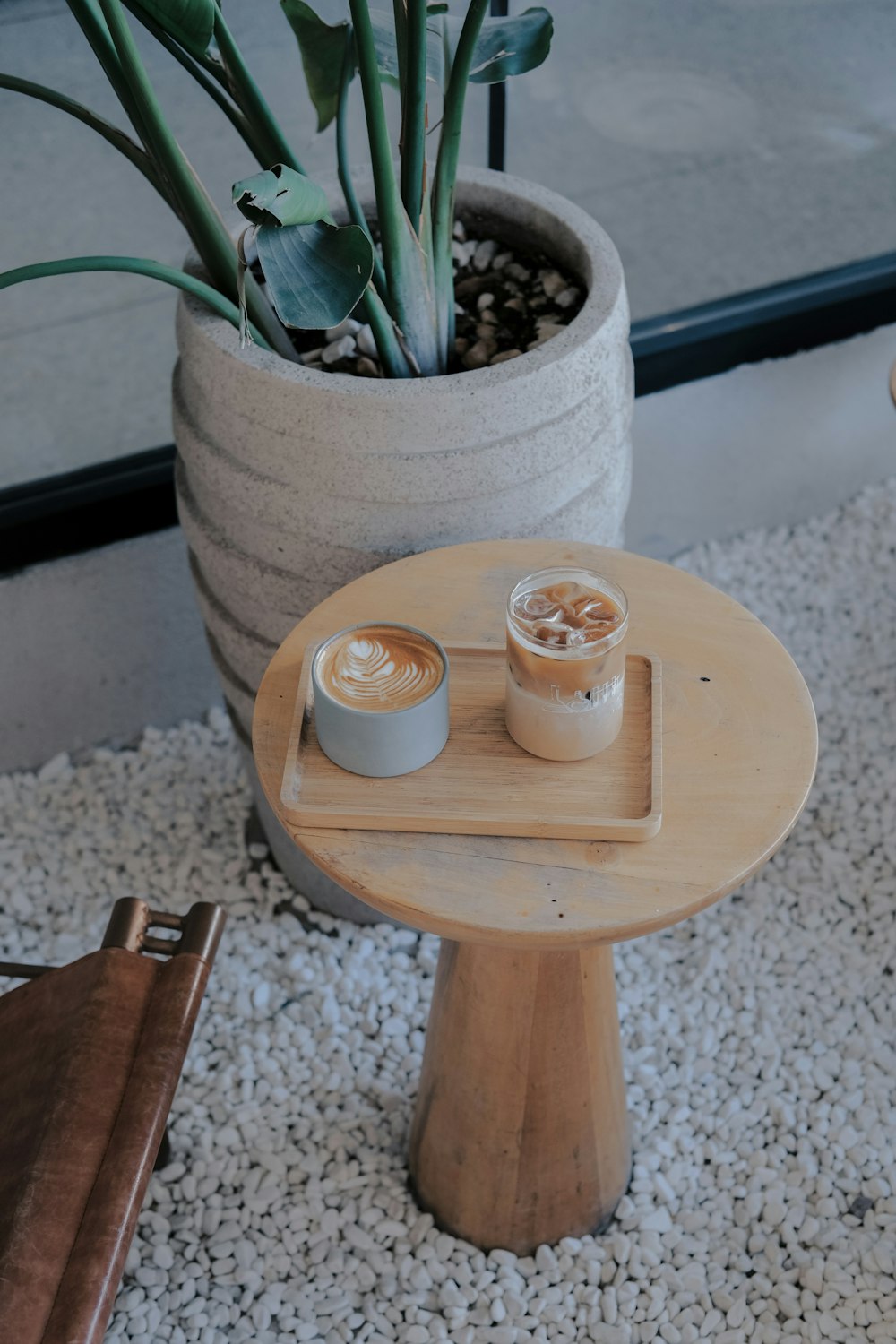 Zwei Tassen Kaffee stehen auf einem kleinen Tisch